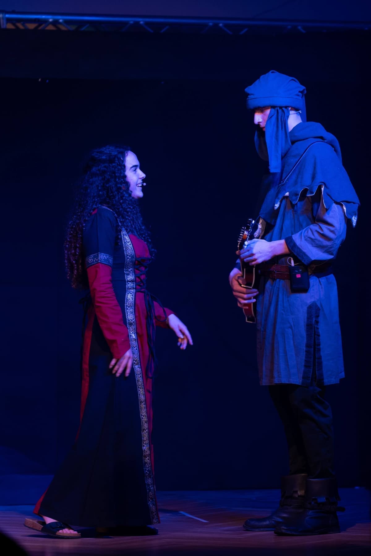 “Ein Heiratsanwärter (Raphael Klein) wird erst um den Finger gewickelt…”