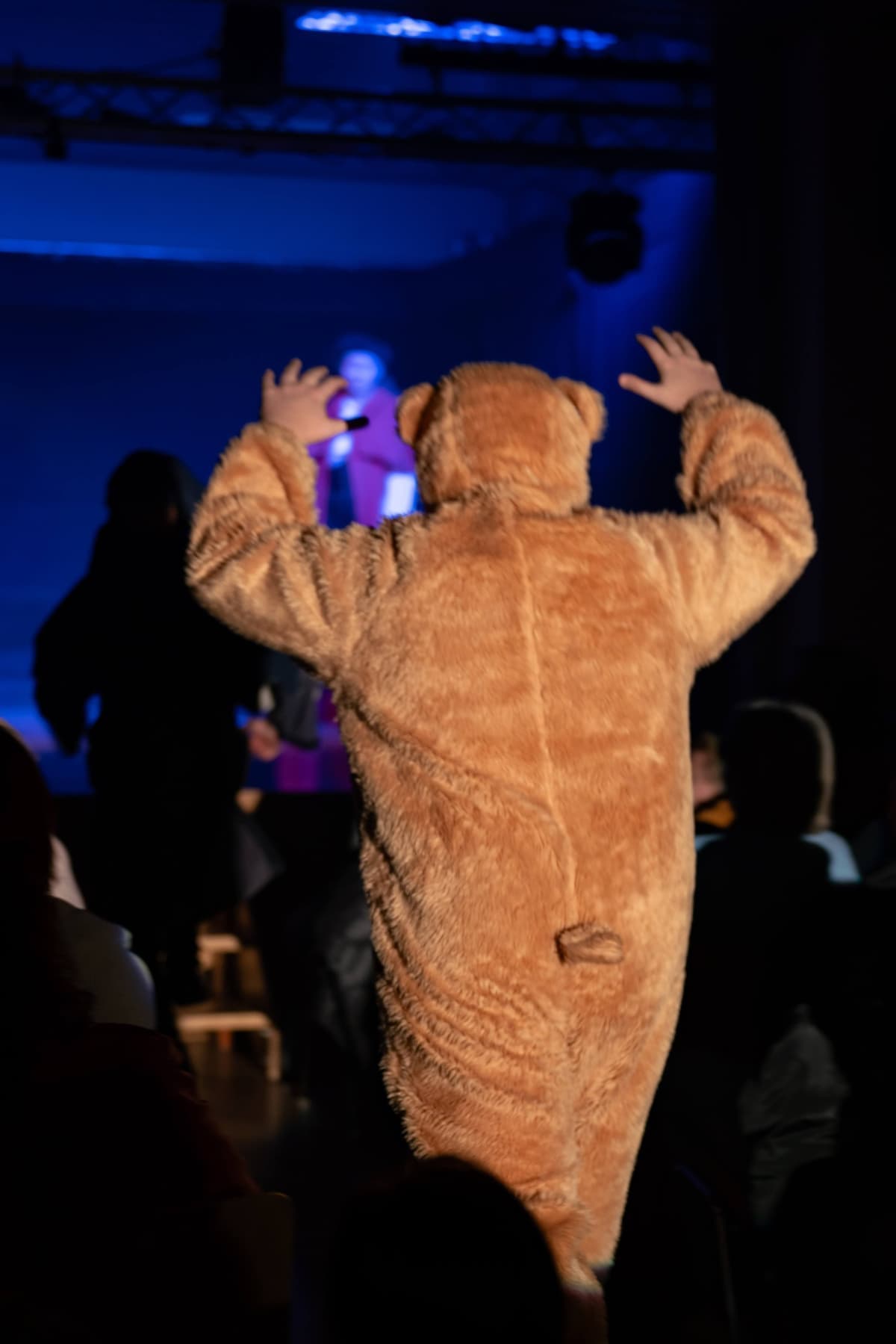 “... und dann mit einem Bären (Tobias Knechtel) vom Hof gejagt, nachdem er den Schwestern sein Vermögen überschrieben hatte.”