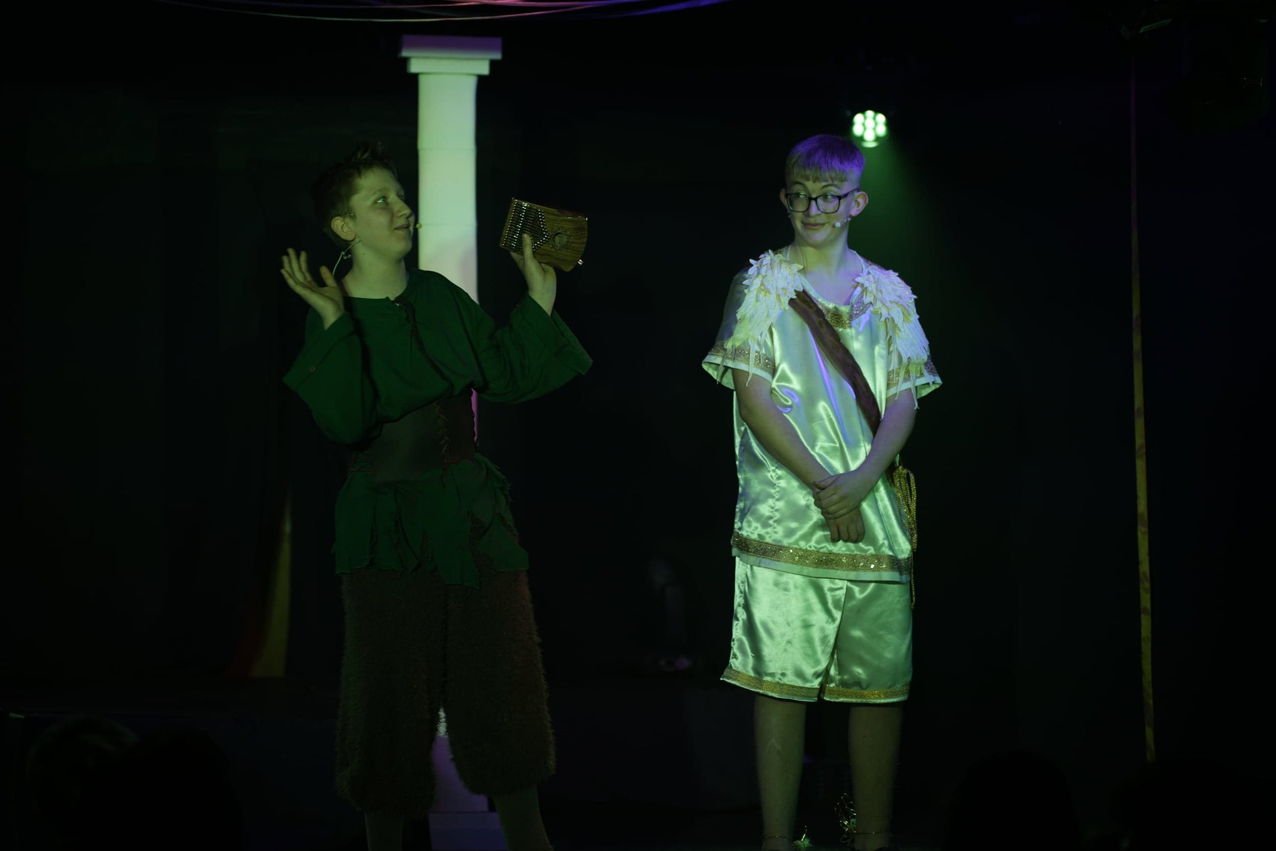 Pan (Niko) und Hermes (Jakob) unterhalten sich in der Unterwelt.