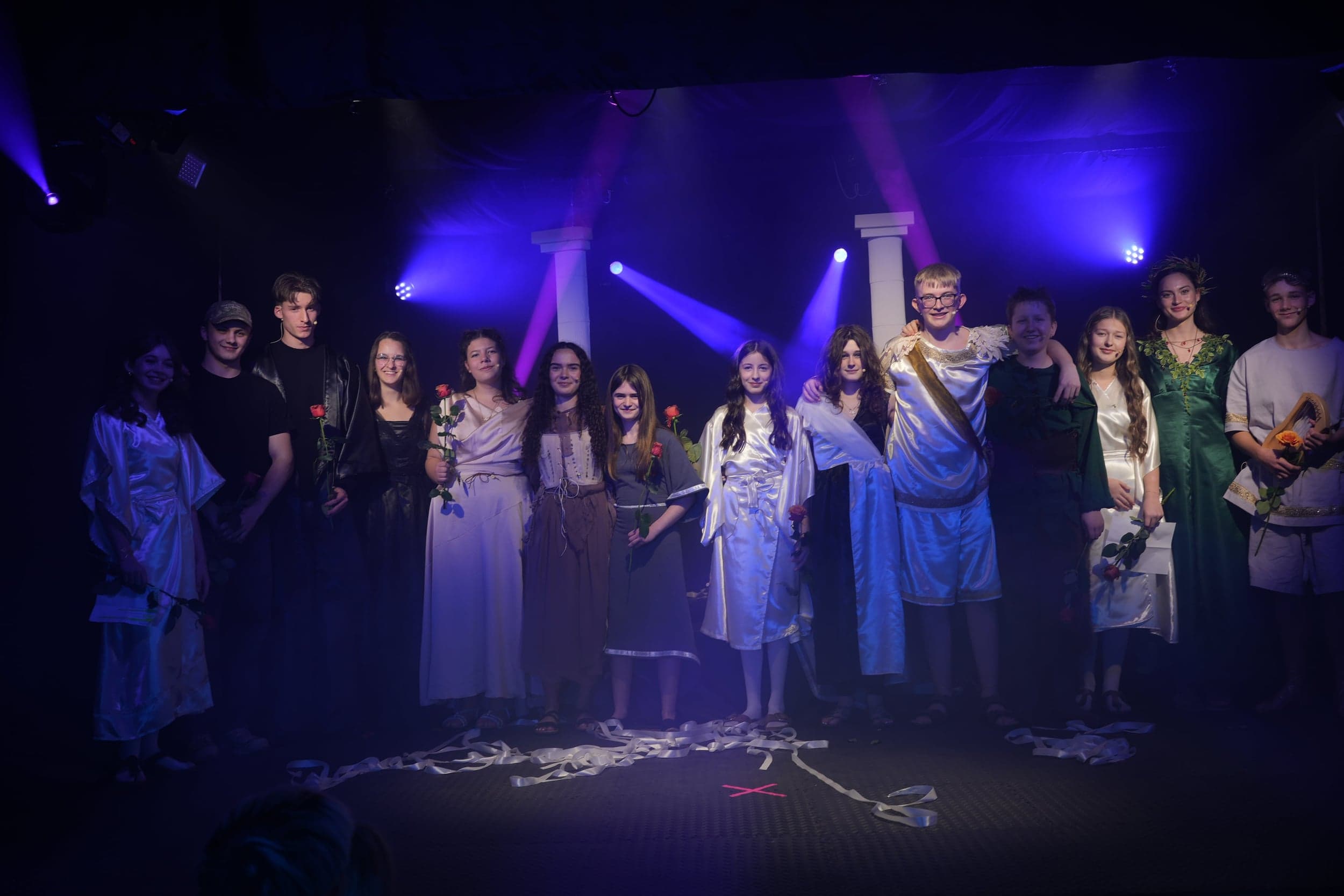 Das Ensemble der Theatergruppe am Ende der Aufführung von "Schicksalsfäden".