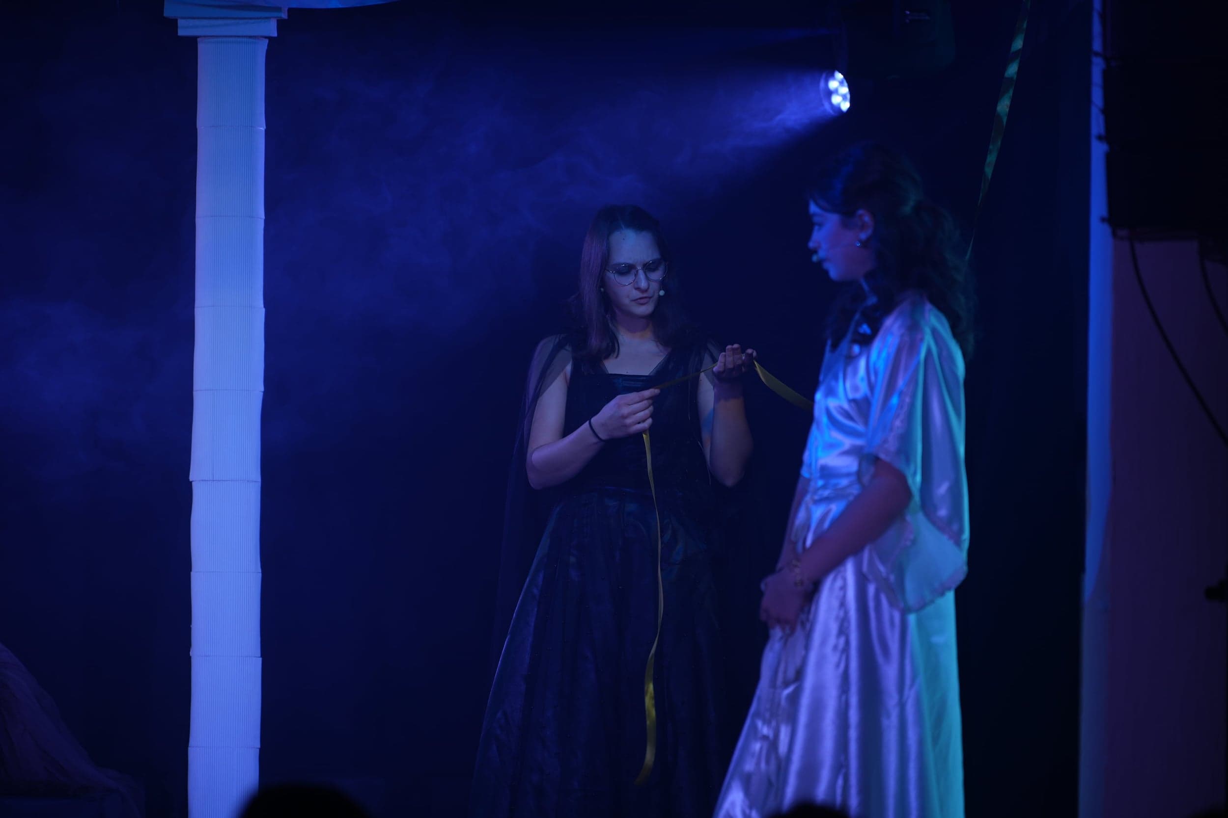 Nyx (Lena) begutachtet den zerschnittenen Schicksalsfaden und stellt Lachesis (Lina) zur Rede