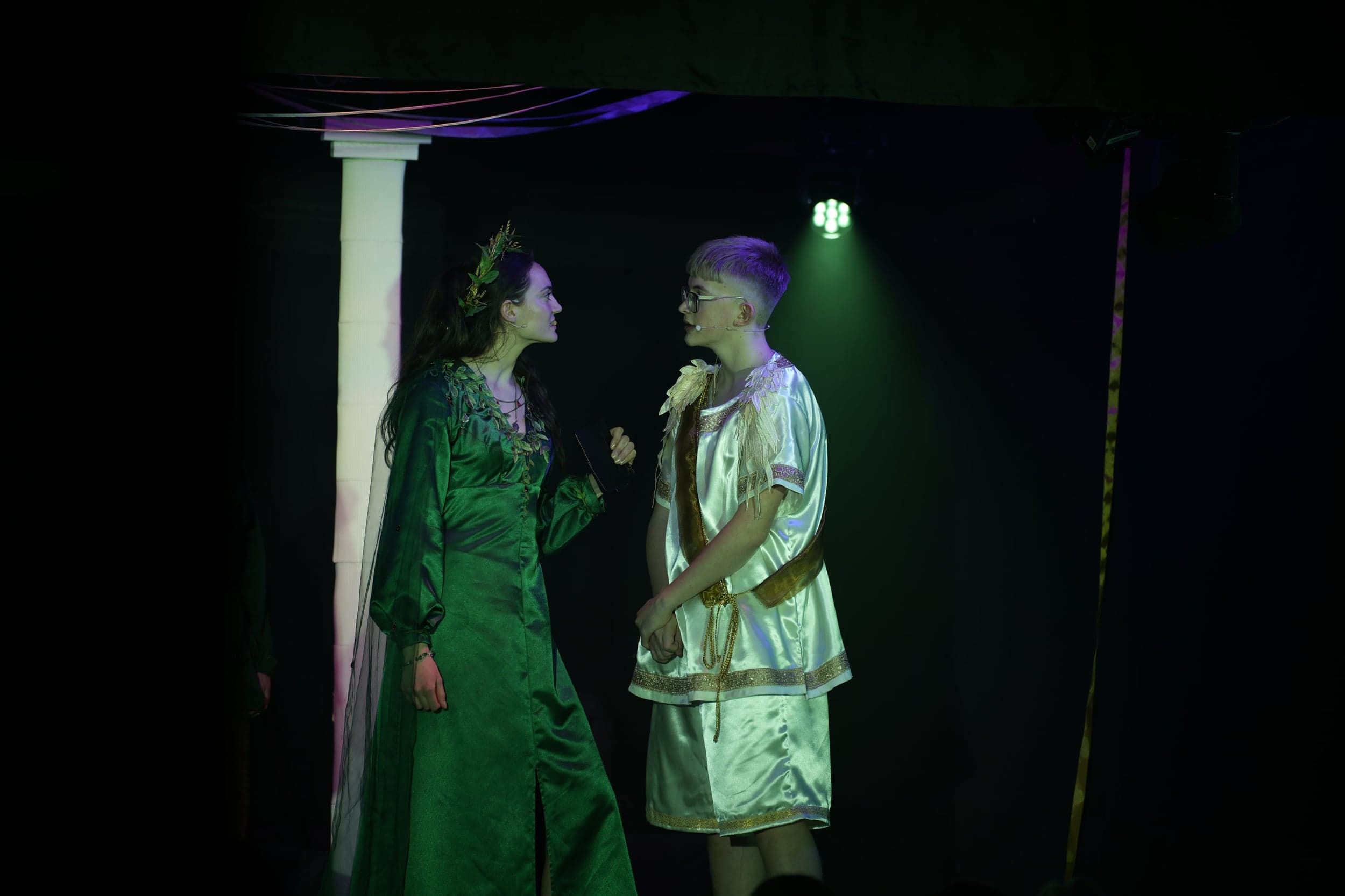 Persephone (Vanessa) und Hermes (Jakob) im Gespräch.