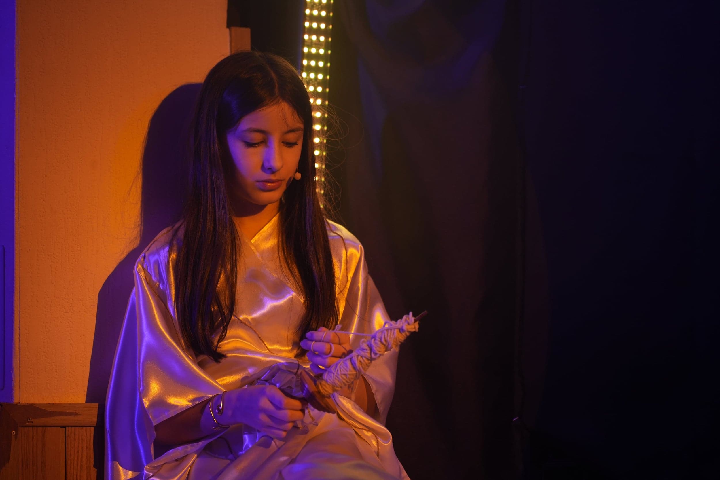 Klotho (Sophie) spinnt den Schicksalsfaden.