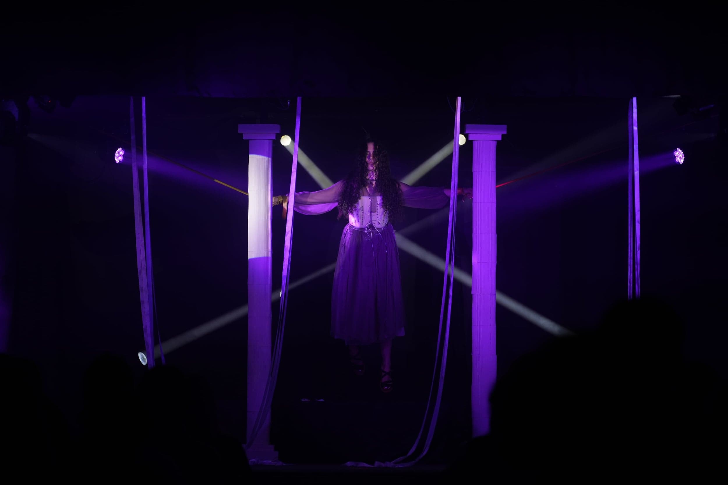 Eurydike (Elena) schwebt an ihrem goldenen Schicksalsfaden.