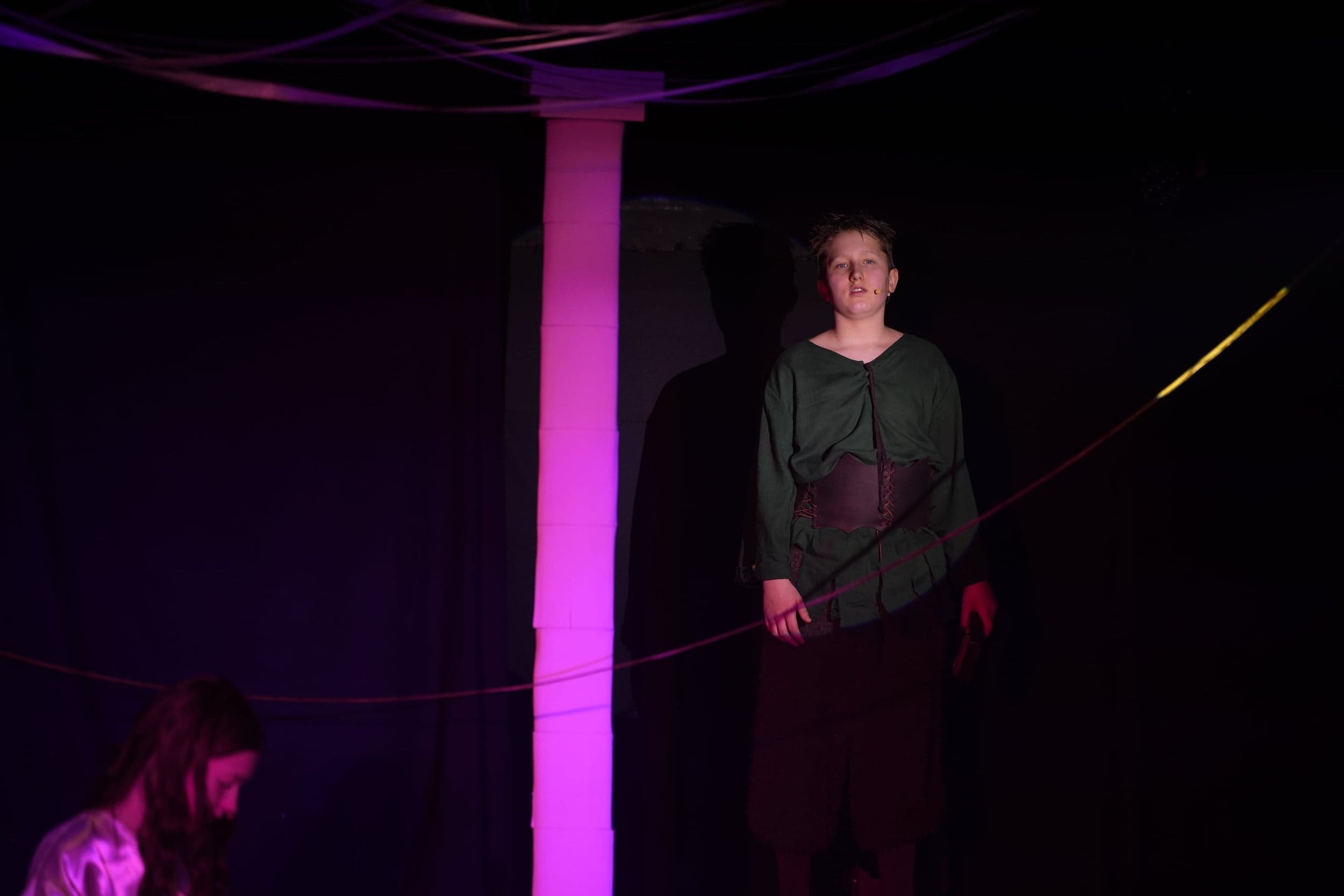 Pan (Niko) beobachtet das Geschehen hinter dem goldenen Schicksalsfaden.