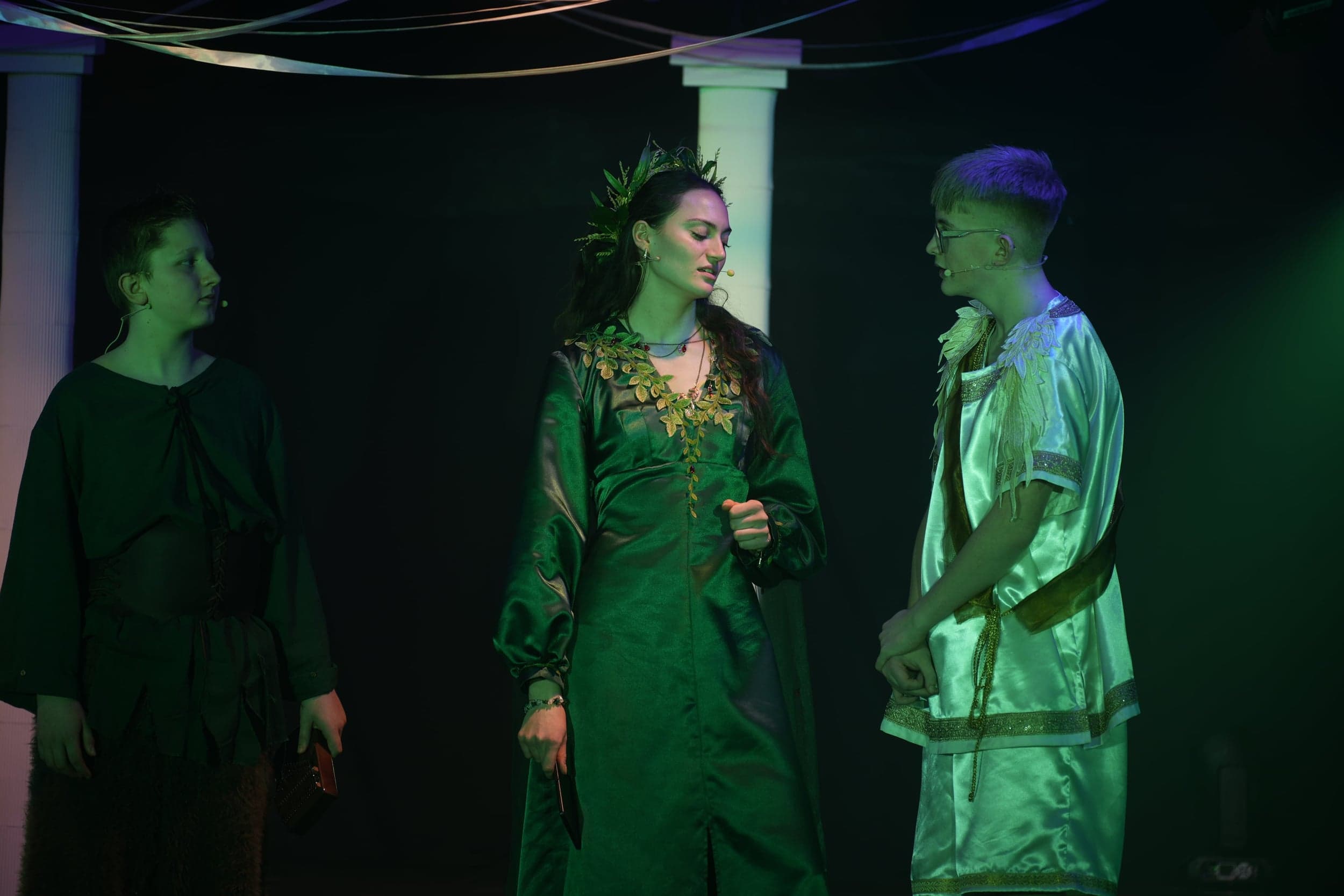 Pan (Niko), Persephone (Vanessa) und Hermes (Jakob) im Gespräch.