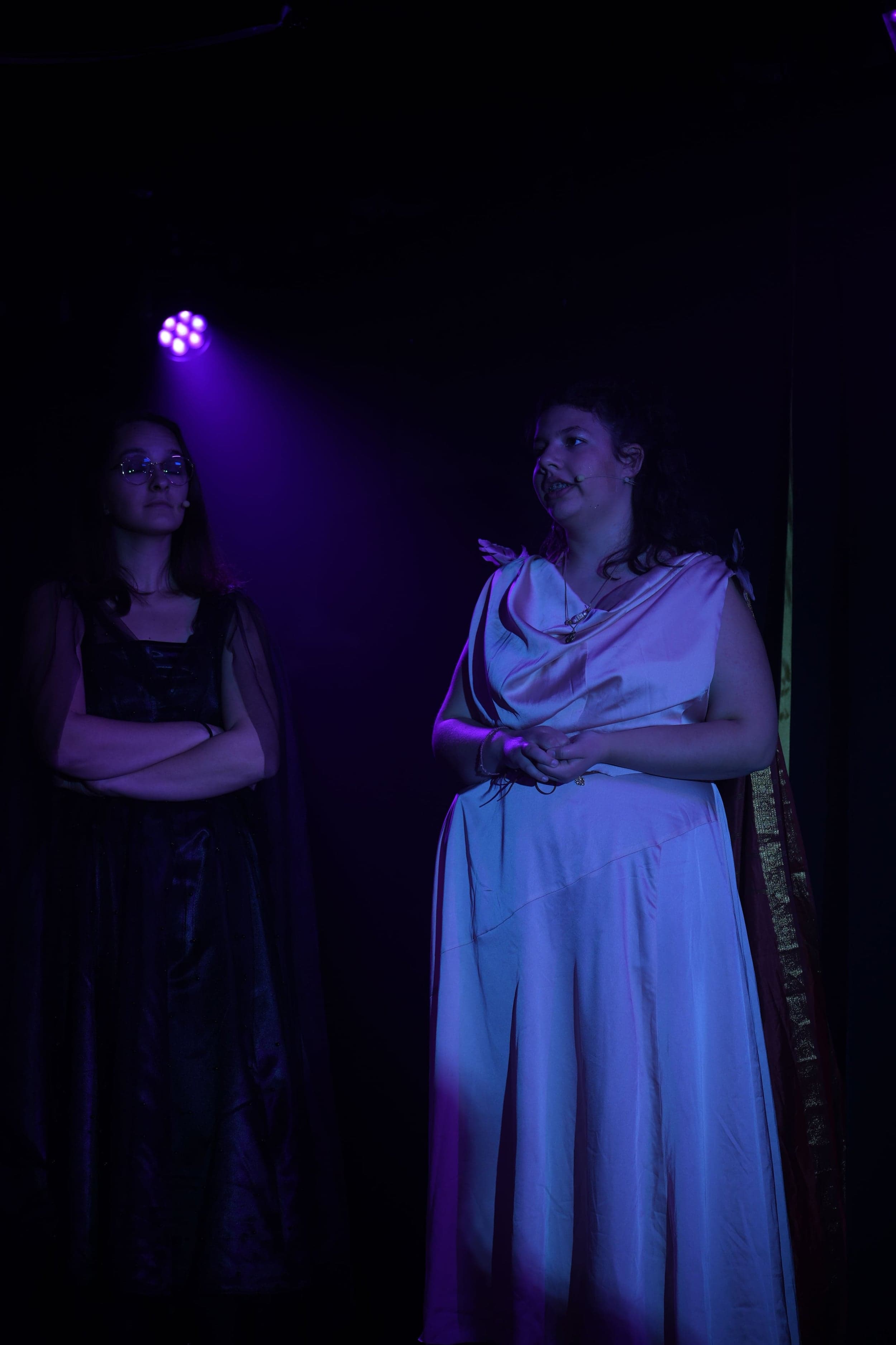 Nyx (Lena) und Athene (Lina) beraten über das weitere Schicksal von Eurydike.