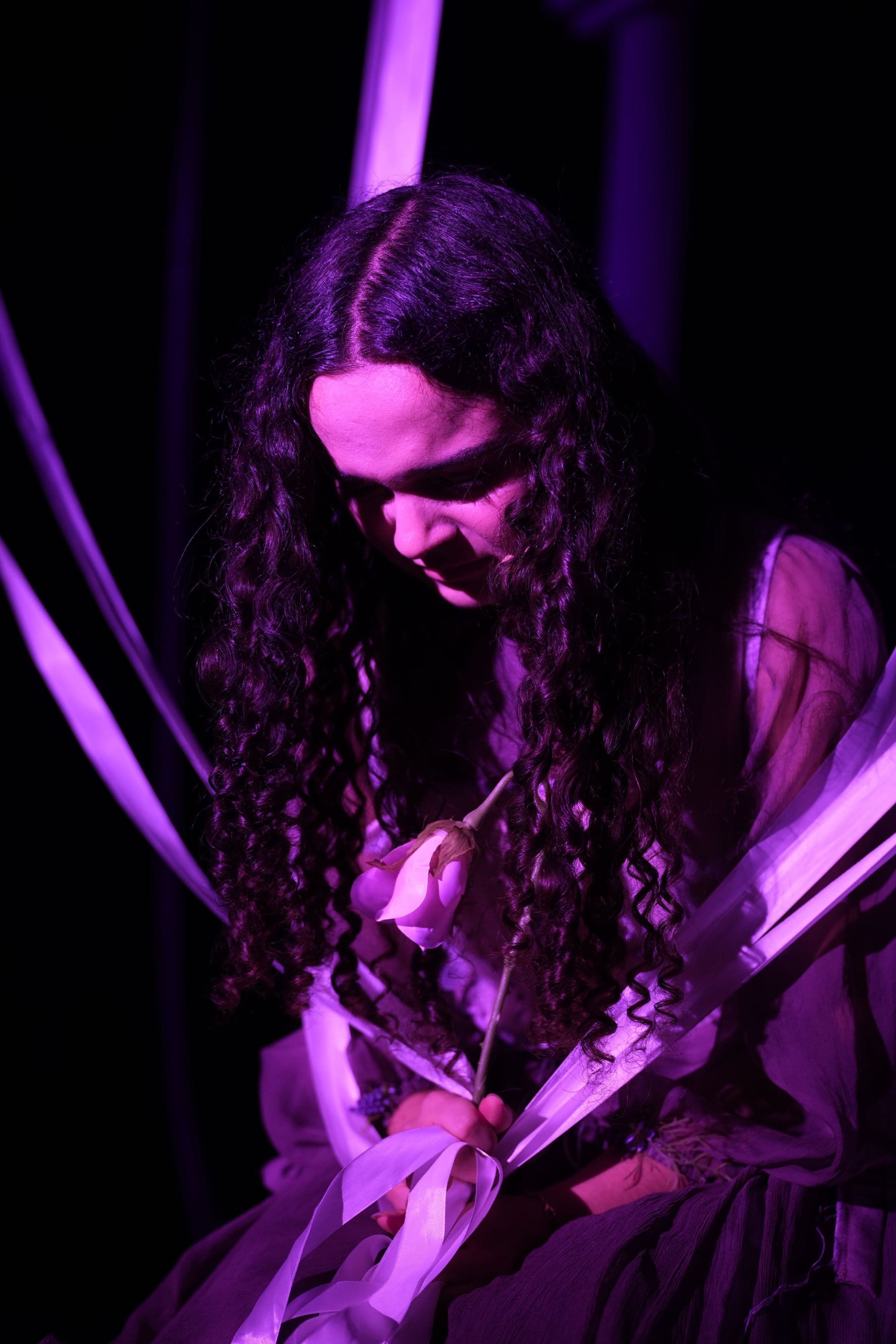 Eurydike (Elena) ist in den Schicksalsfäden gefangen und hält verzweifelt ihre Blume fest.